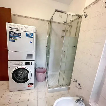 Charming In With Balcony And Parking 60 Sqm شقة Chiozzola